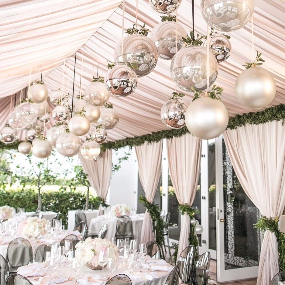 Украшение потолка искусственными цветами