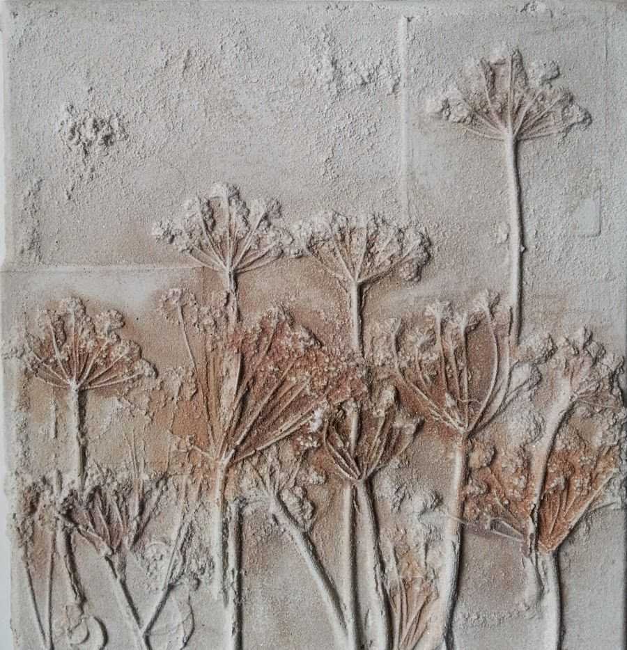 Барельеф на стене фото