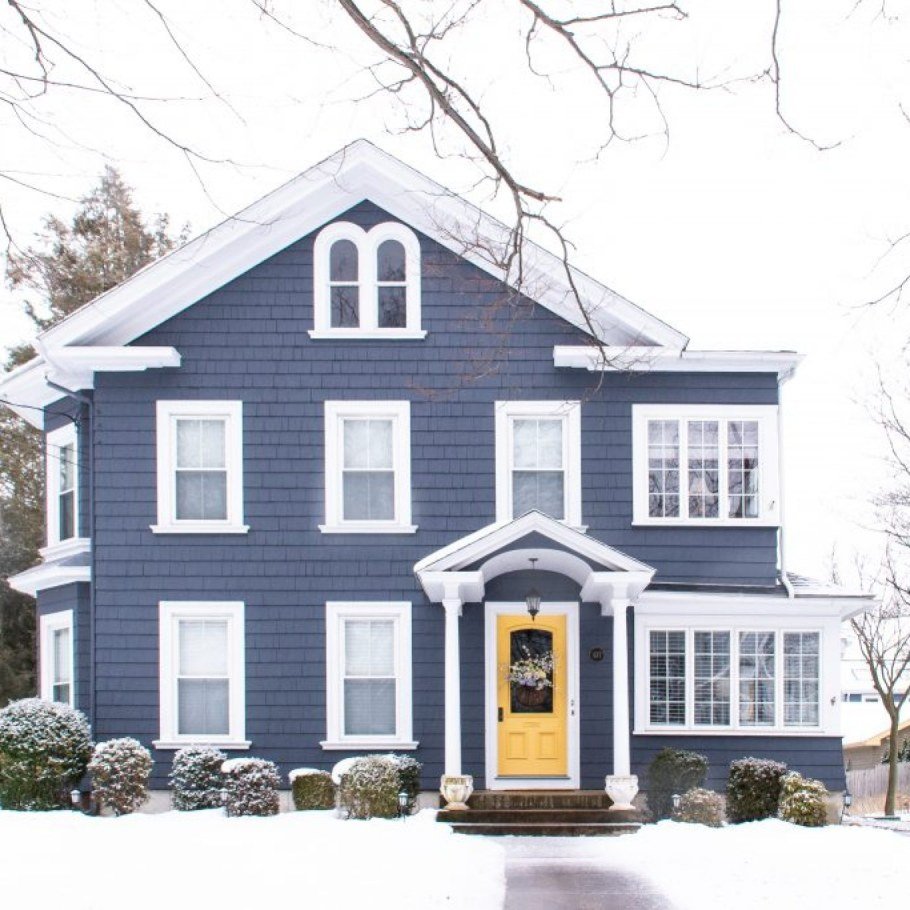 Фасад дома голубого цвета