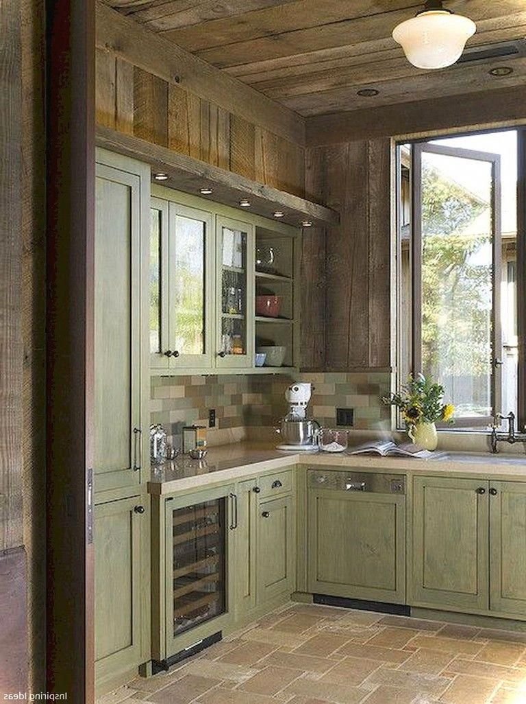 Интерьер с зеленой кухней в деревянном доме