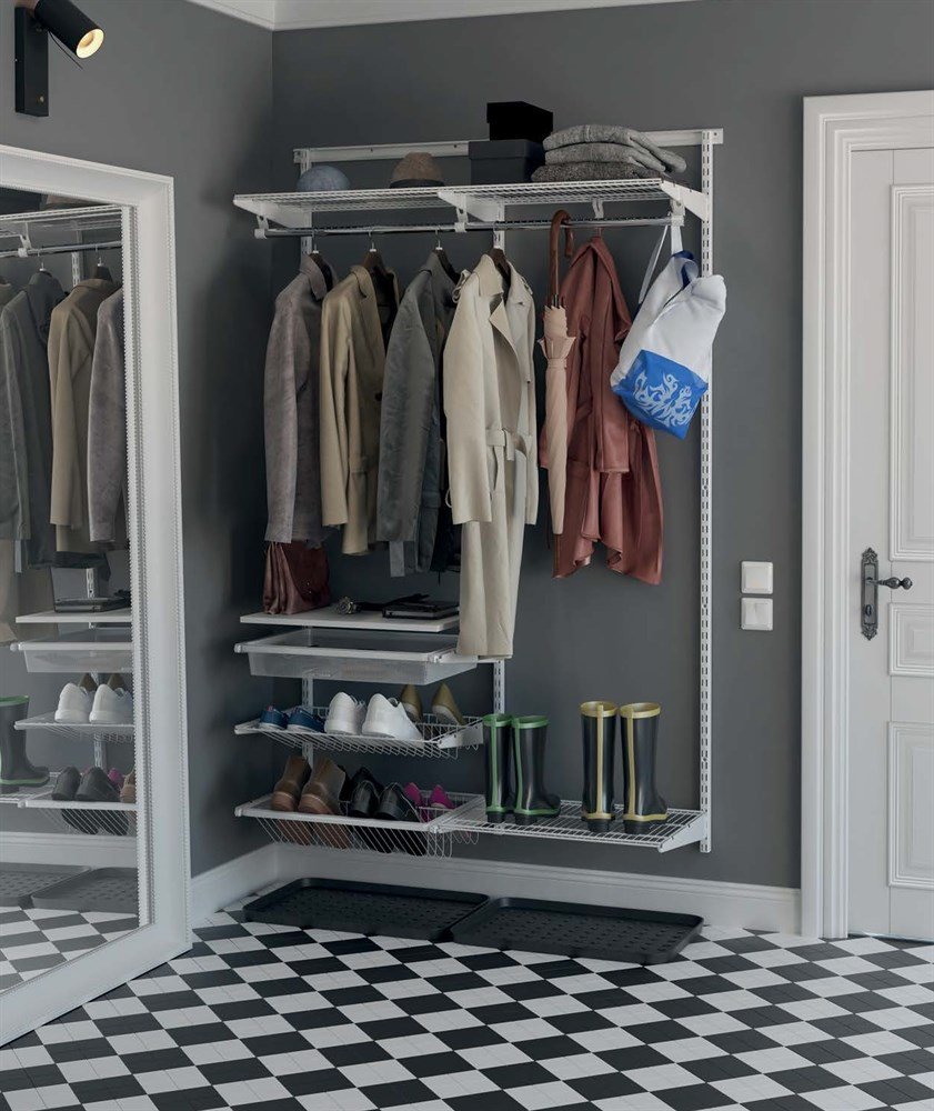 Шкаф хозяйственный в прихожей