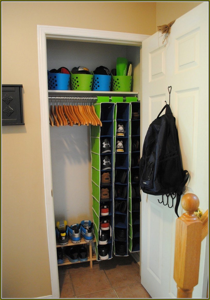 Гардеробная в светлых тонах