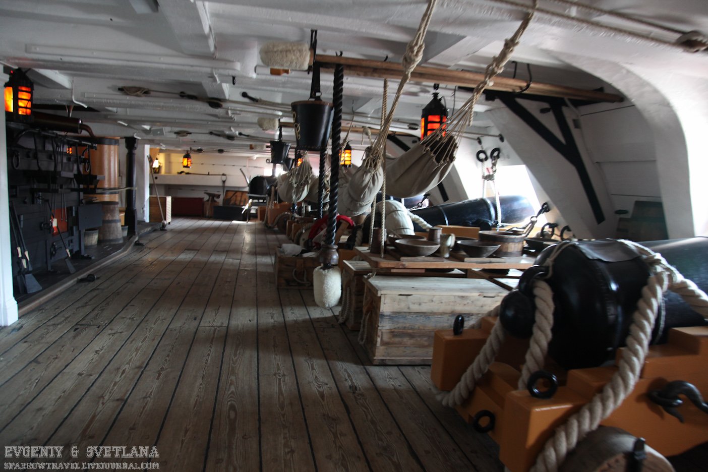 Палуба трюм. HMS Victory Капитанская каюта. HMS Victory корабль внутри. Корабль Каравелла интерьер каюты капитана. Трюм корабля 19 века.