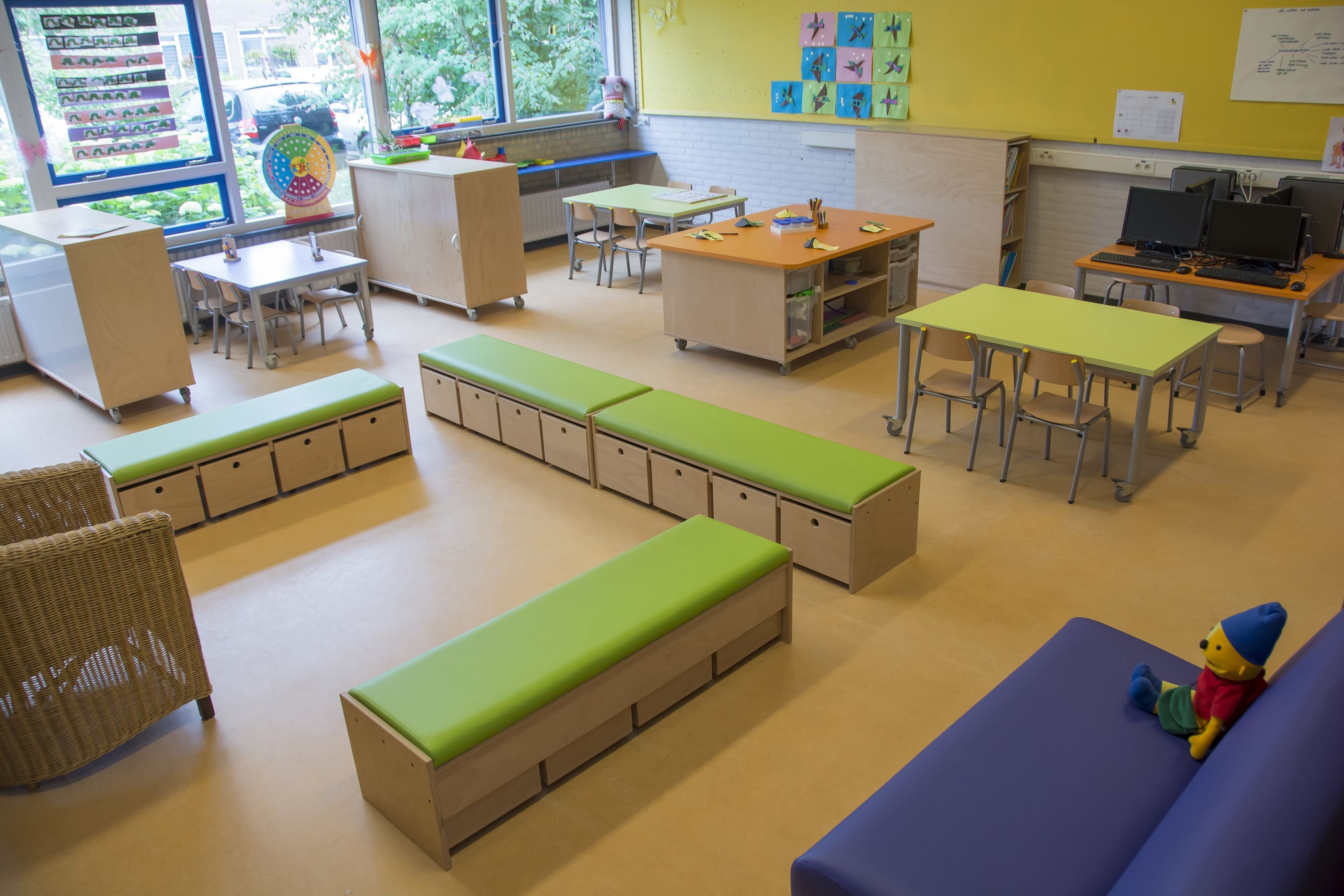 Среда класса начальной школы. Мебель для начальной школы. Современная мебель для школы. Мебель для класса начальной школы. Модульная мебель для учебных классов.