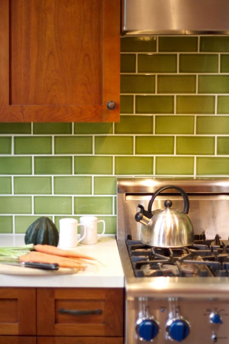 Зеленая плитка для кухни на фартук
