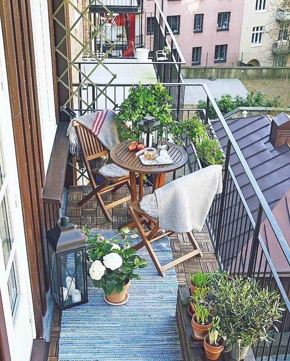 Маленький балкон с панорамным остеклением