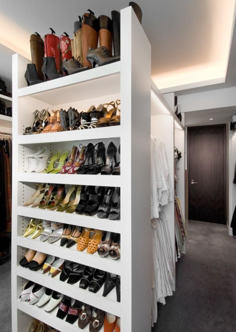 Полки для обуви в гардеробе