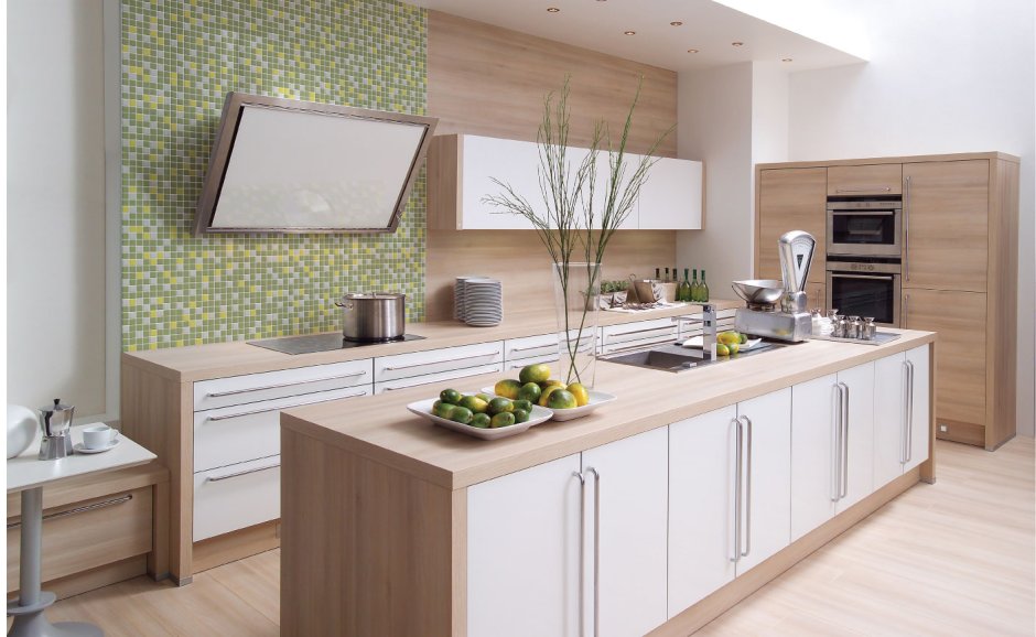 Кухня белая с деревом