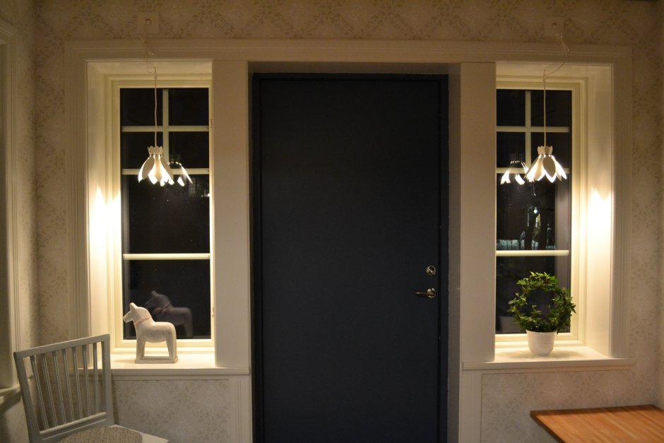 Светильник в оконном проеме