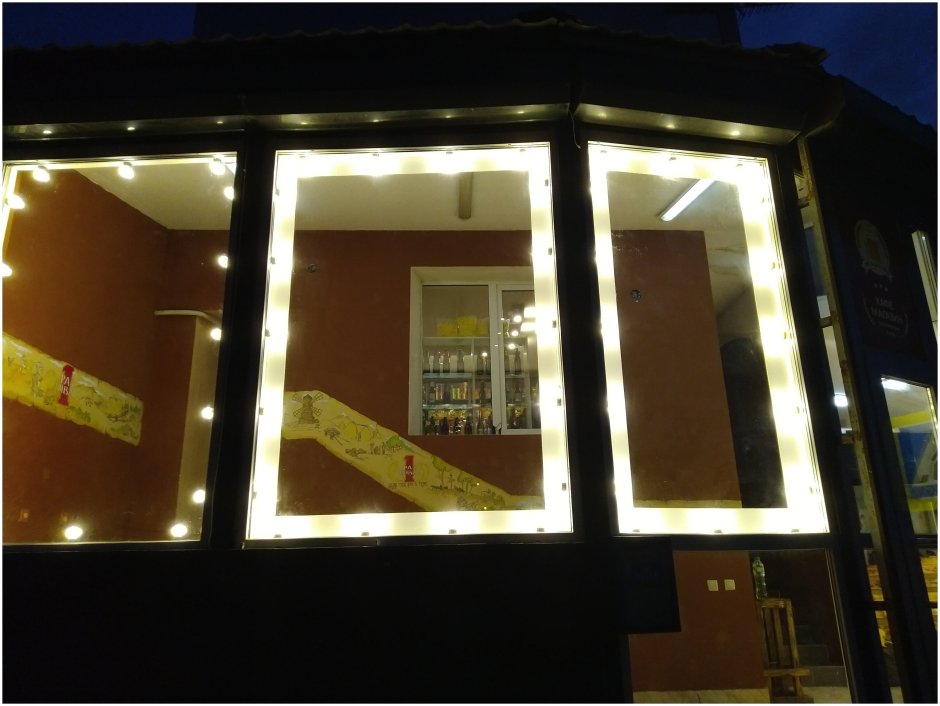 Подсветка окон магазина