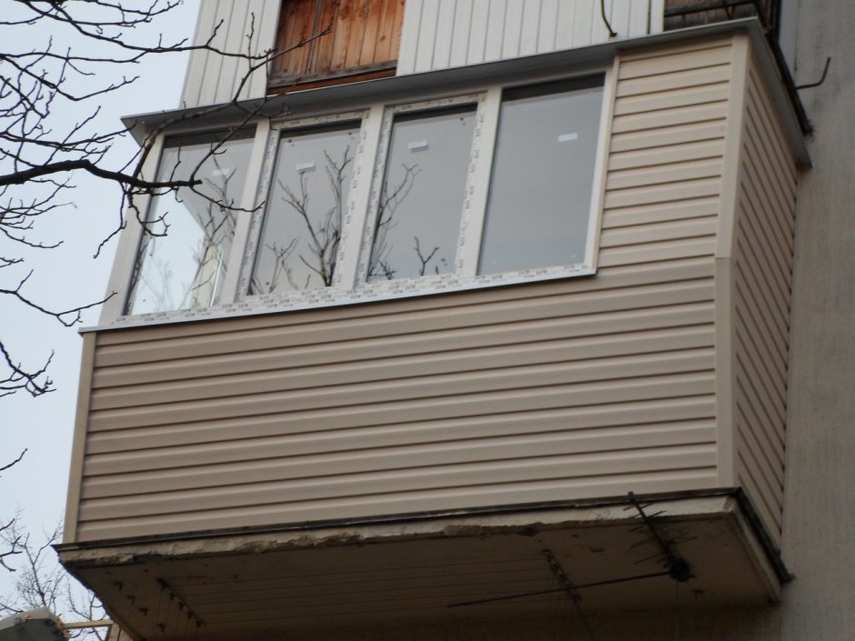 Обшивка балкона сайдингом