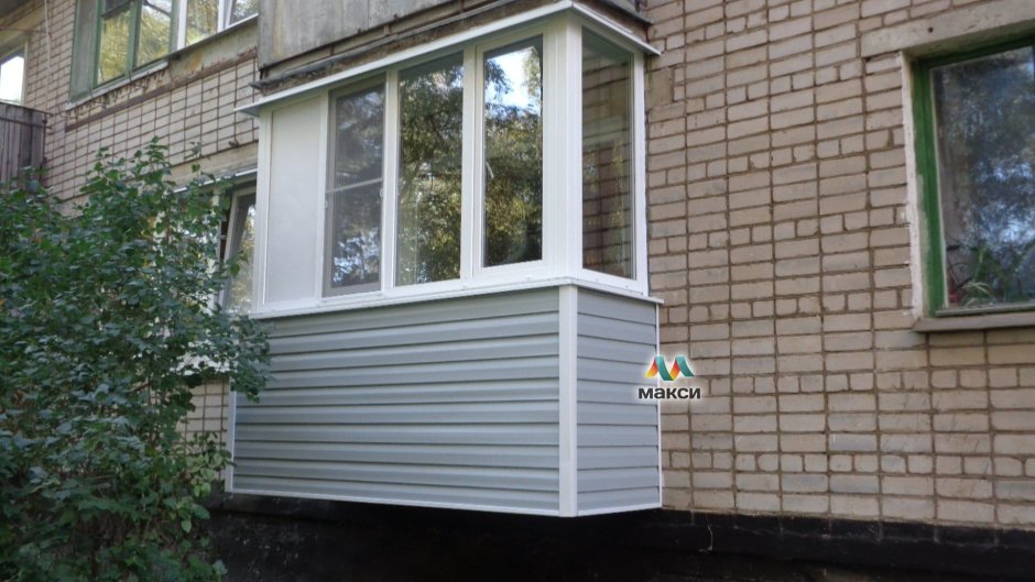 Балкон серый сайдинг