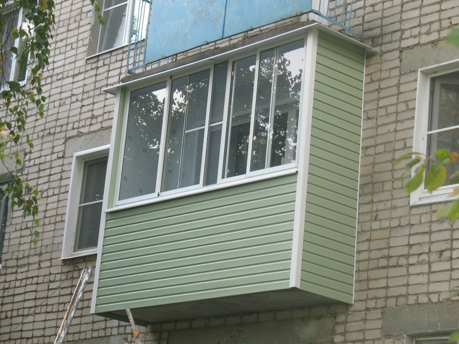 Отделка балкона сайдингом