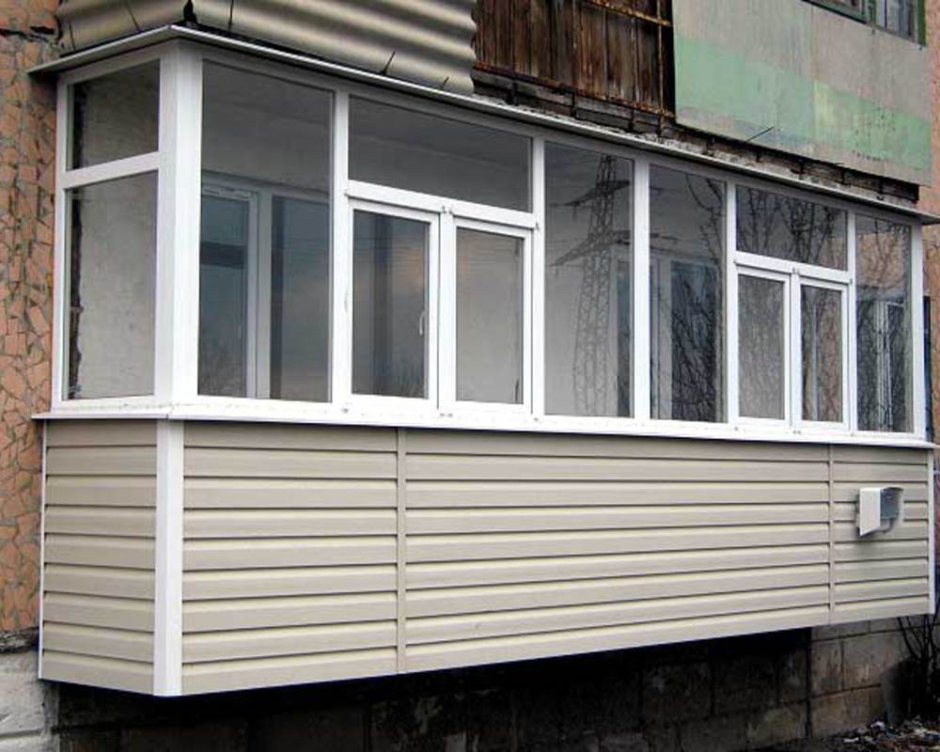 Обшивка балкона сайдингом
