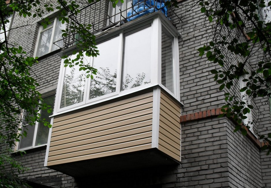 Балкон отделка коричневым сайдингом