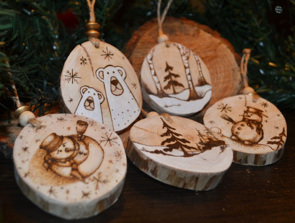 Елочные игрушки на спилах дерева