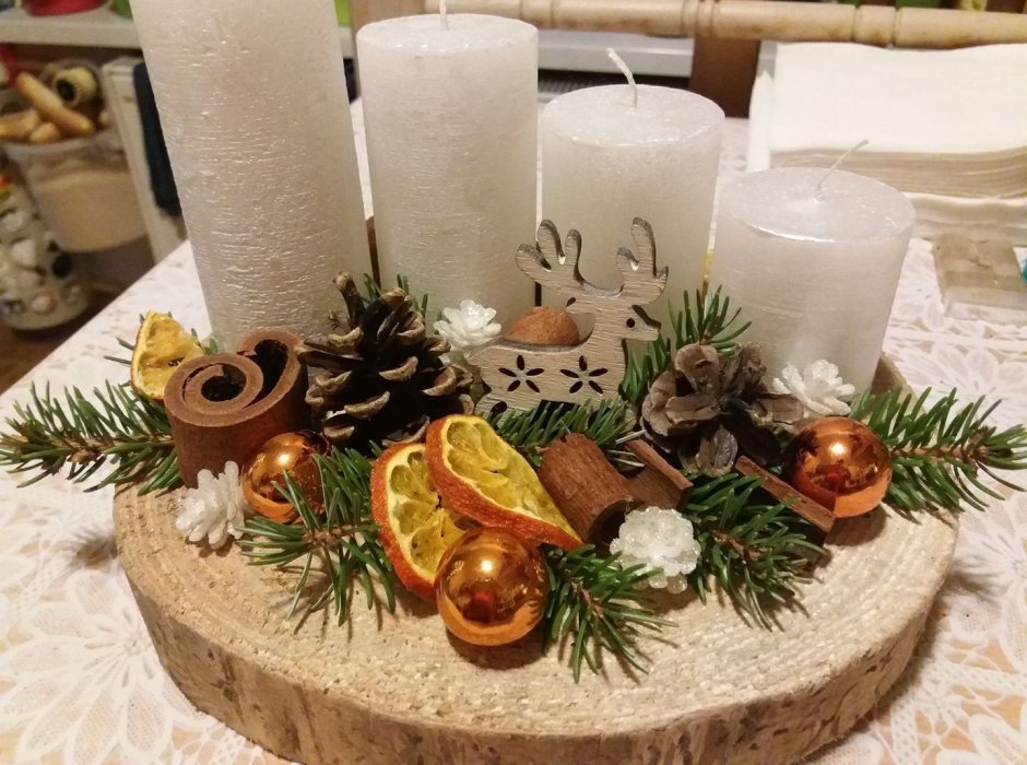 Свечи на новогоднем столе