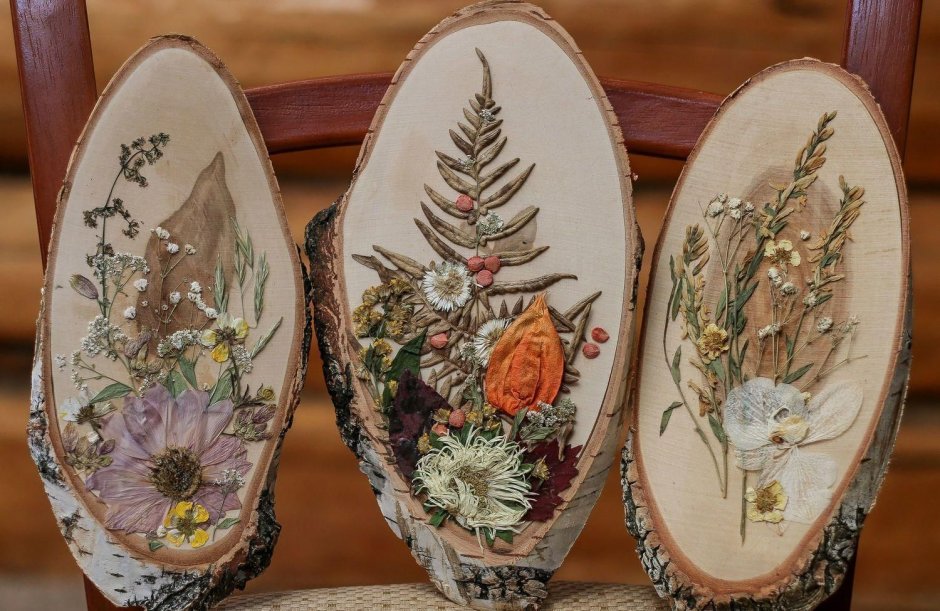 Панно на спиле дерева из природных материалов