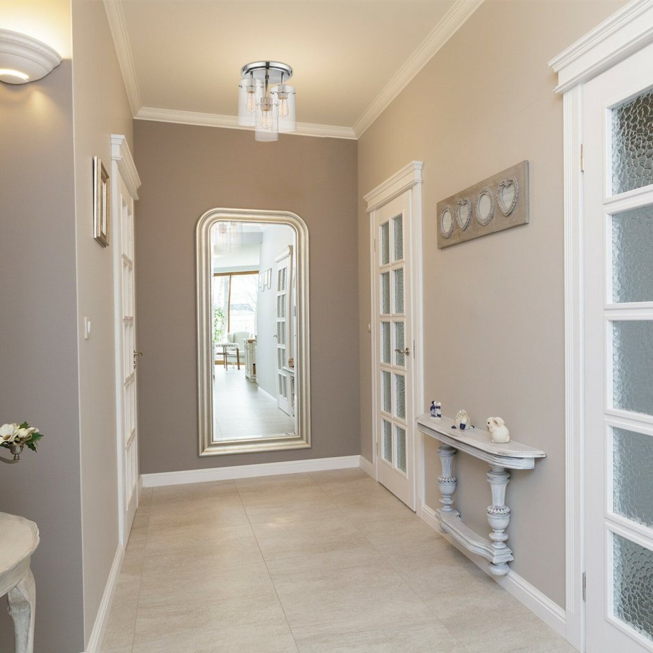 Оливковые стены в коридоре