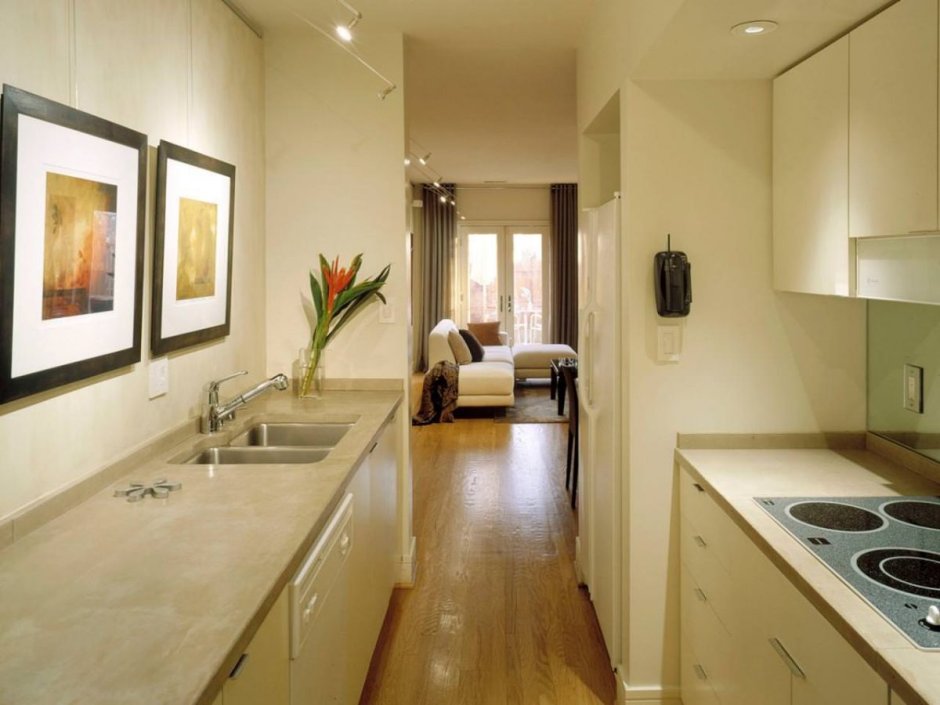 Светлая прихожая с кирпичной стеной