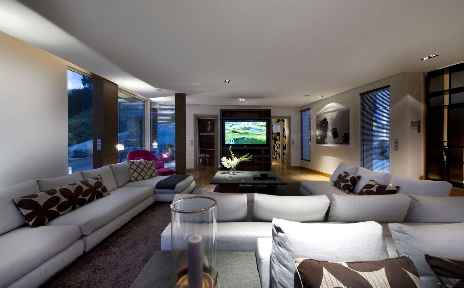 Красивая большая гостиная