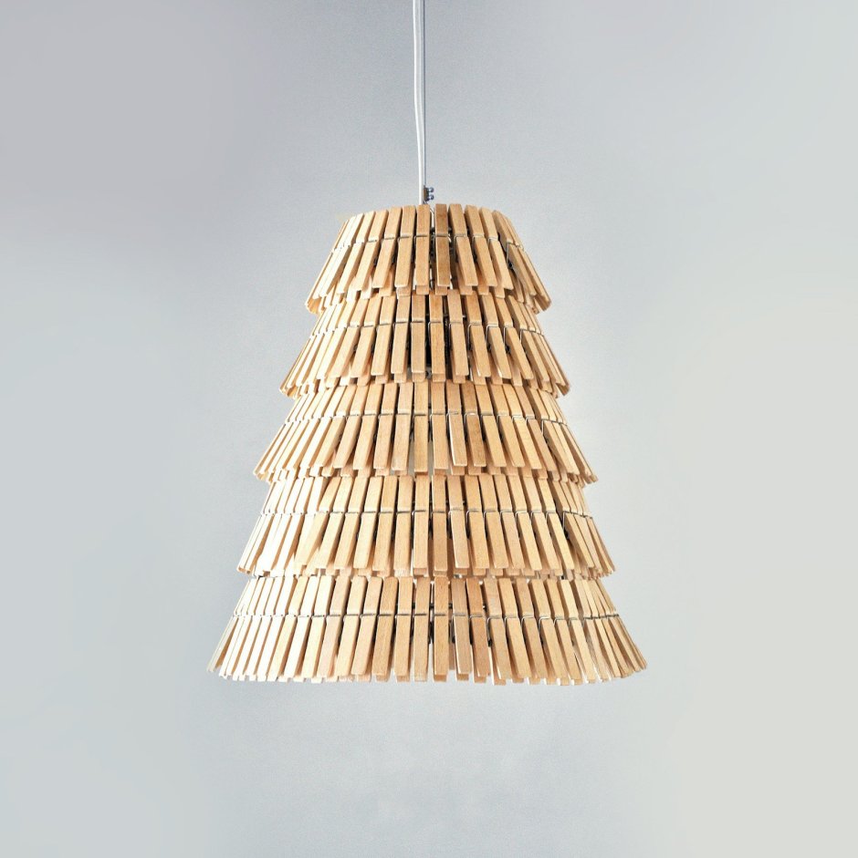 Светильник из деревянных палочек