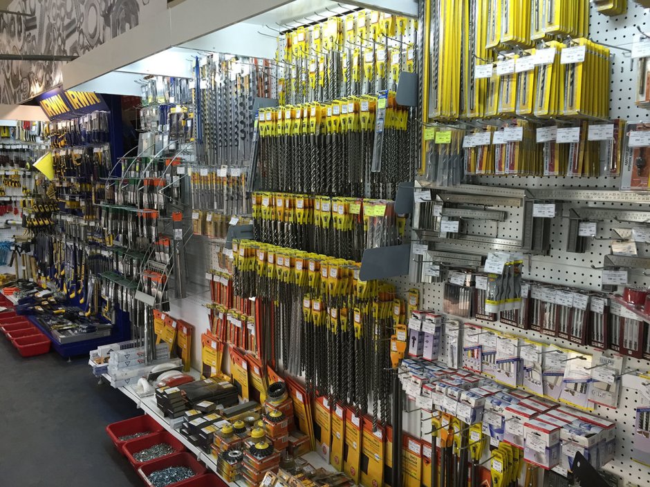 Выкладка крепежа в магазине