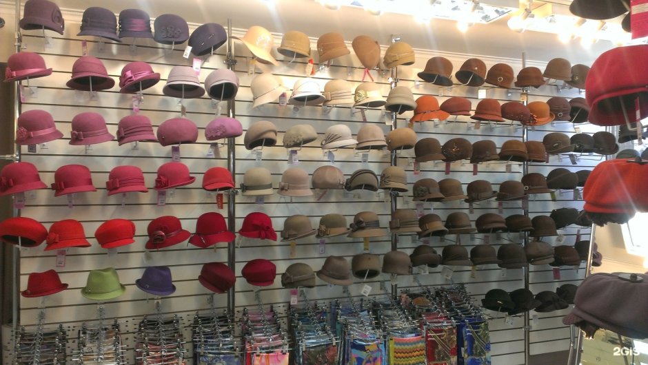 Выкладка головных уборов