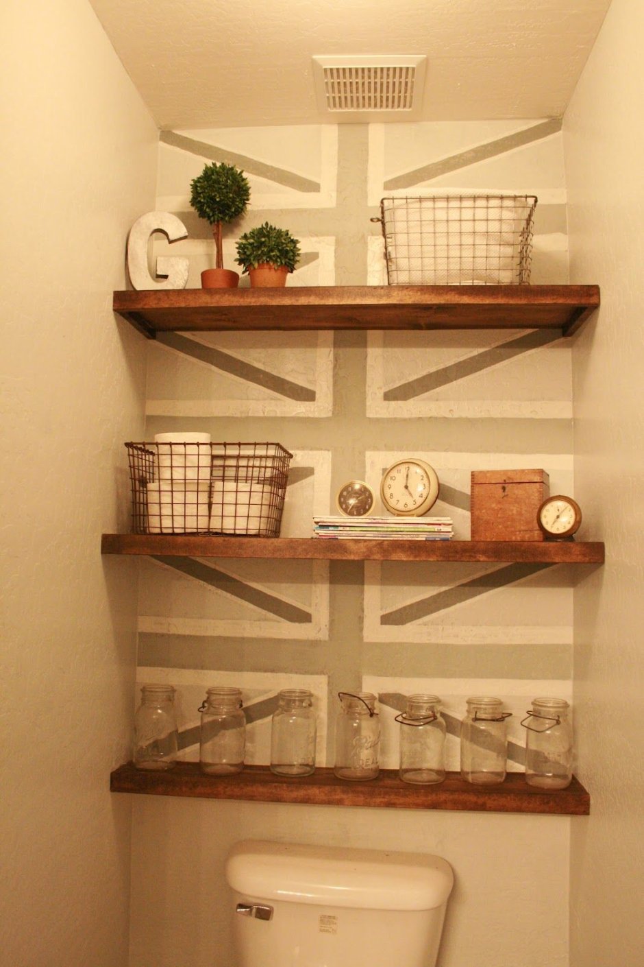 Полка в туалет настенная