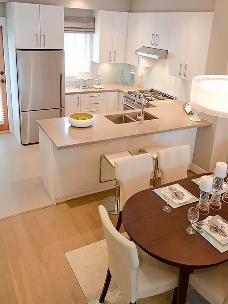 Интерьер кухни с полуостровом