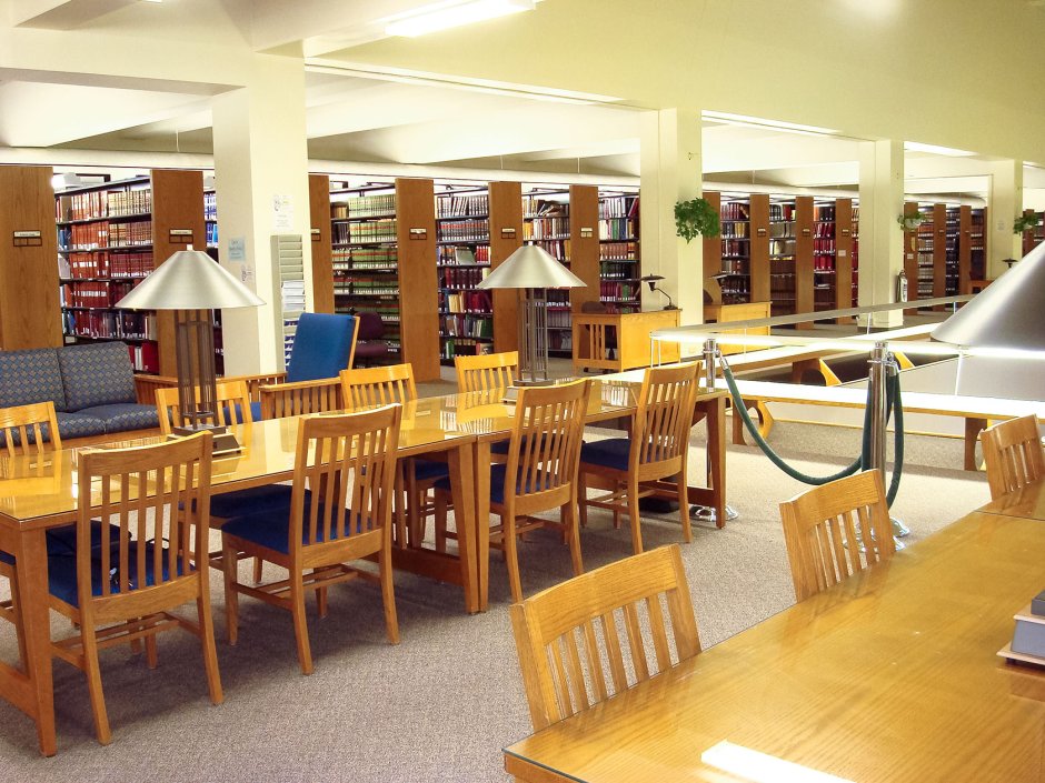 Стол в библиотеке