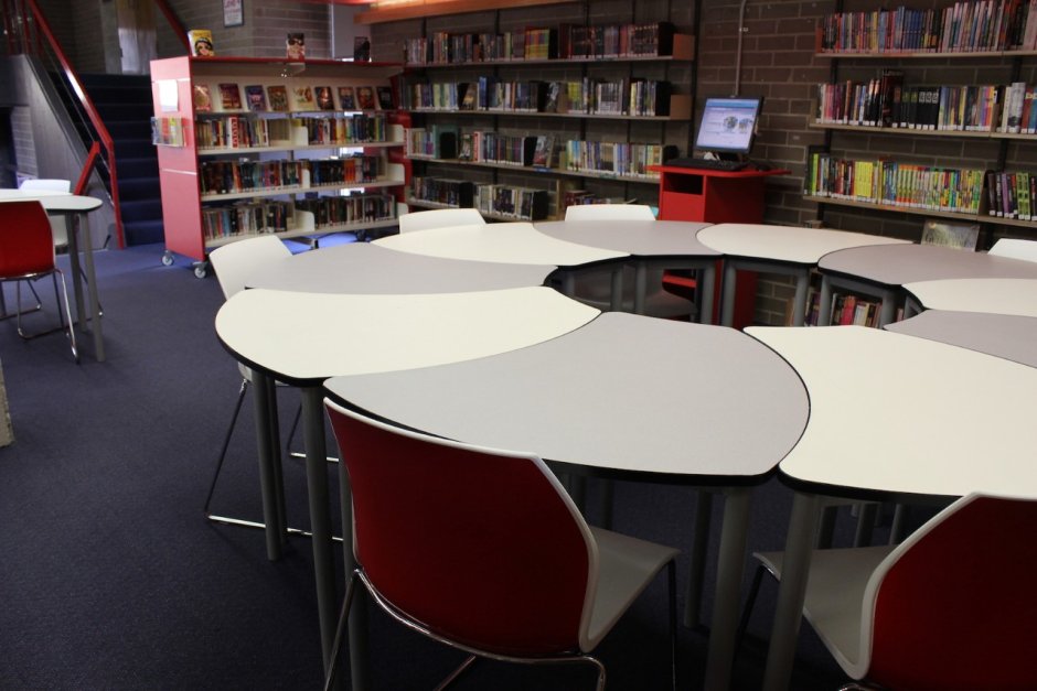 Стол в библиотеке