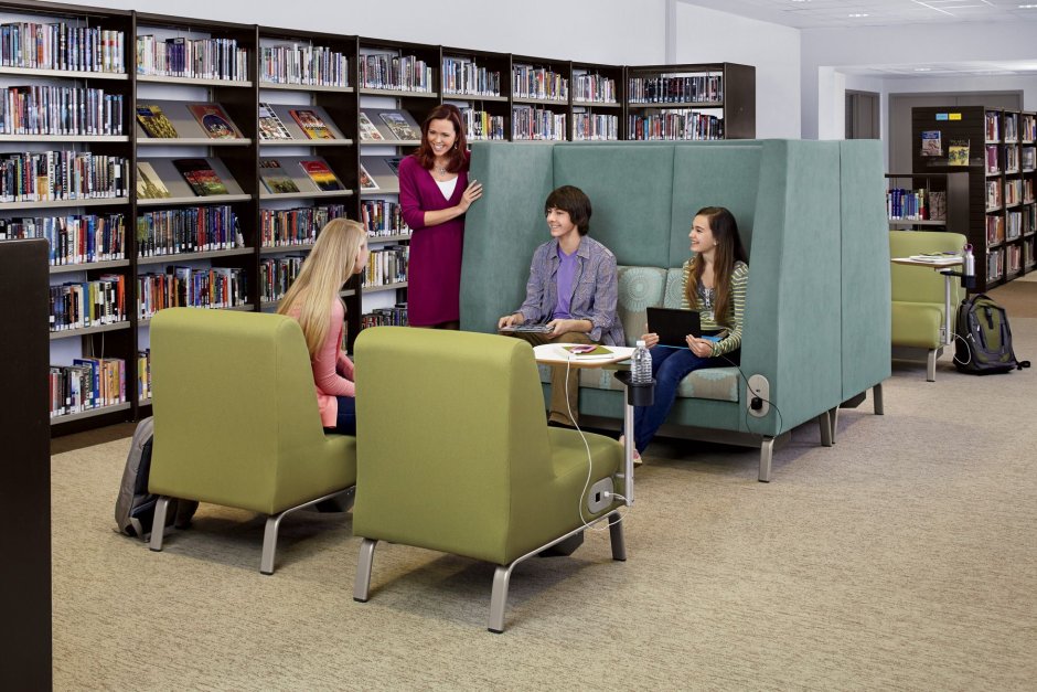 Офисный стол крупным планом