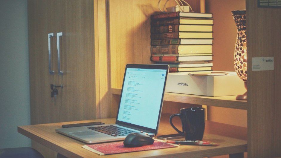 Письменный стол с книгами и ноутбуком