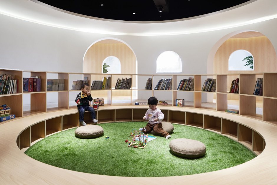 Стулья и столы в библиотеку для читателей