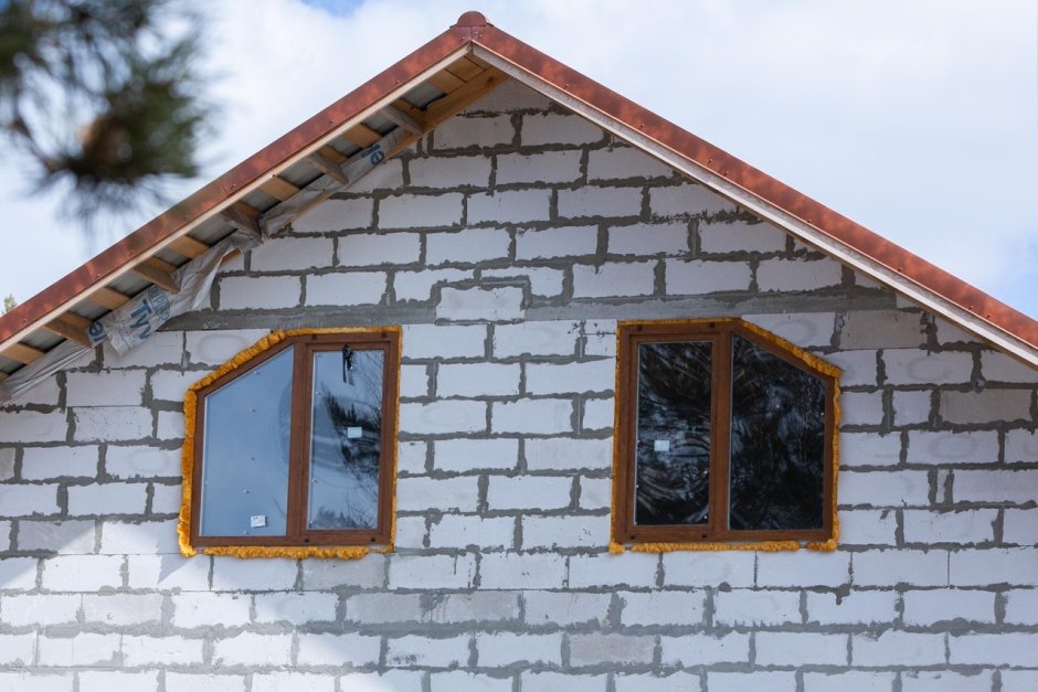 Треугольное окно в крыше