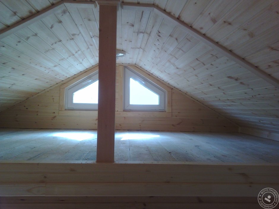 Окно на фронтоне чердака