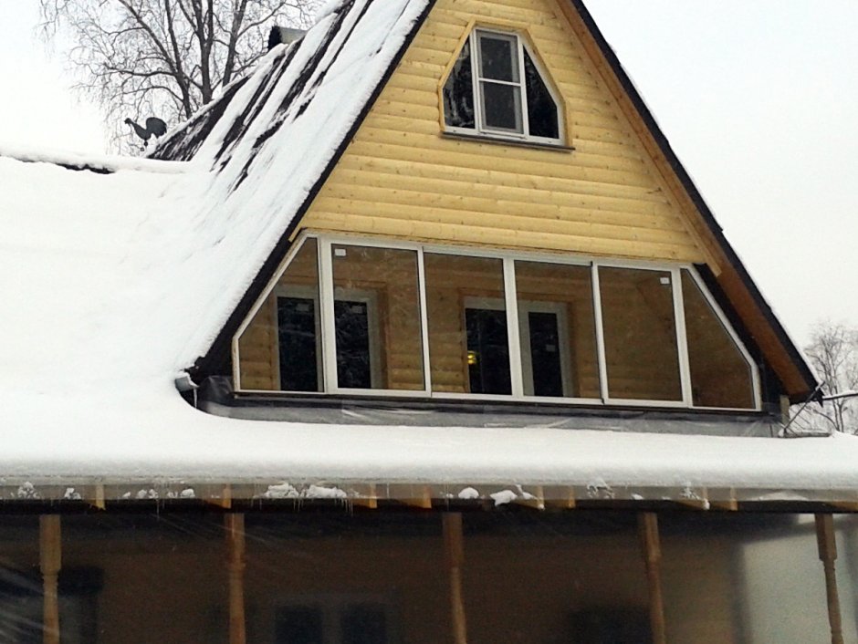 Треугольные окна на фронтоне