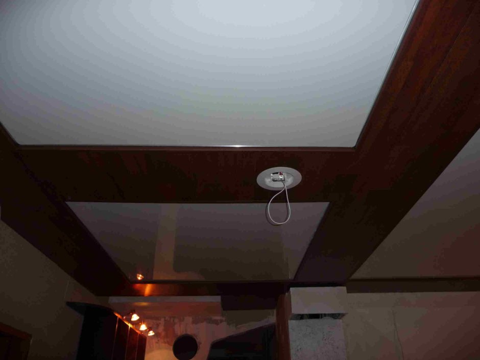 Натяжной потолок с люком на чердак