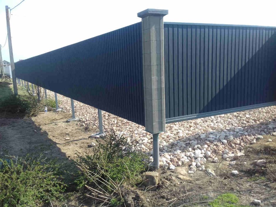 Забор на винтовых сваях