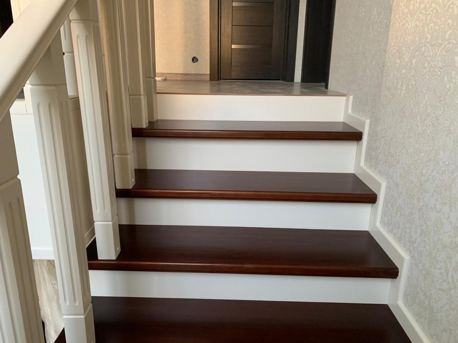 Лестница из цельноламельного ясеня