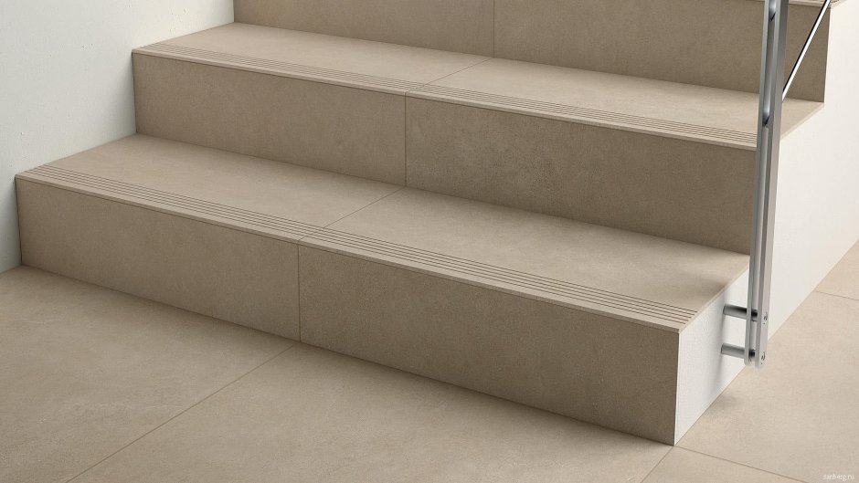 Надписи на ступенях лестницы