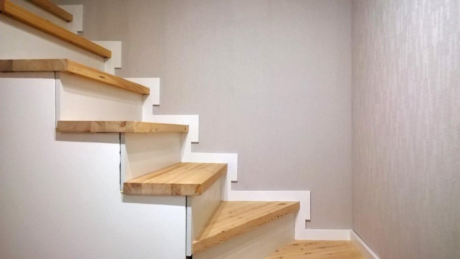 Отбойный плинтус для лестницы