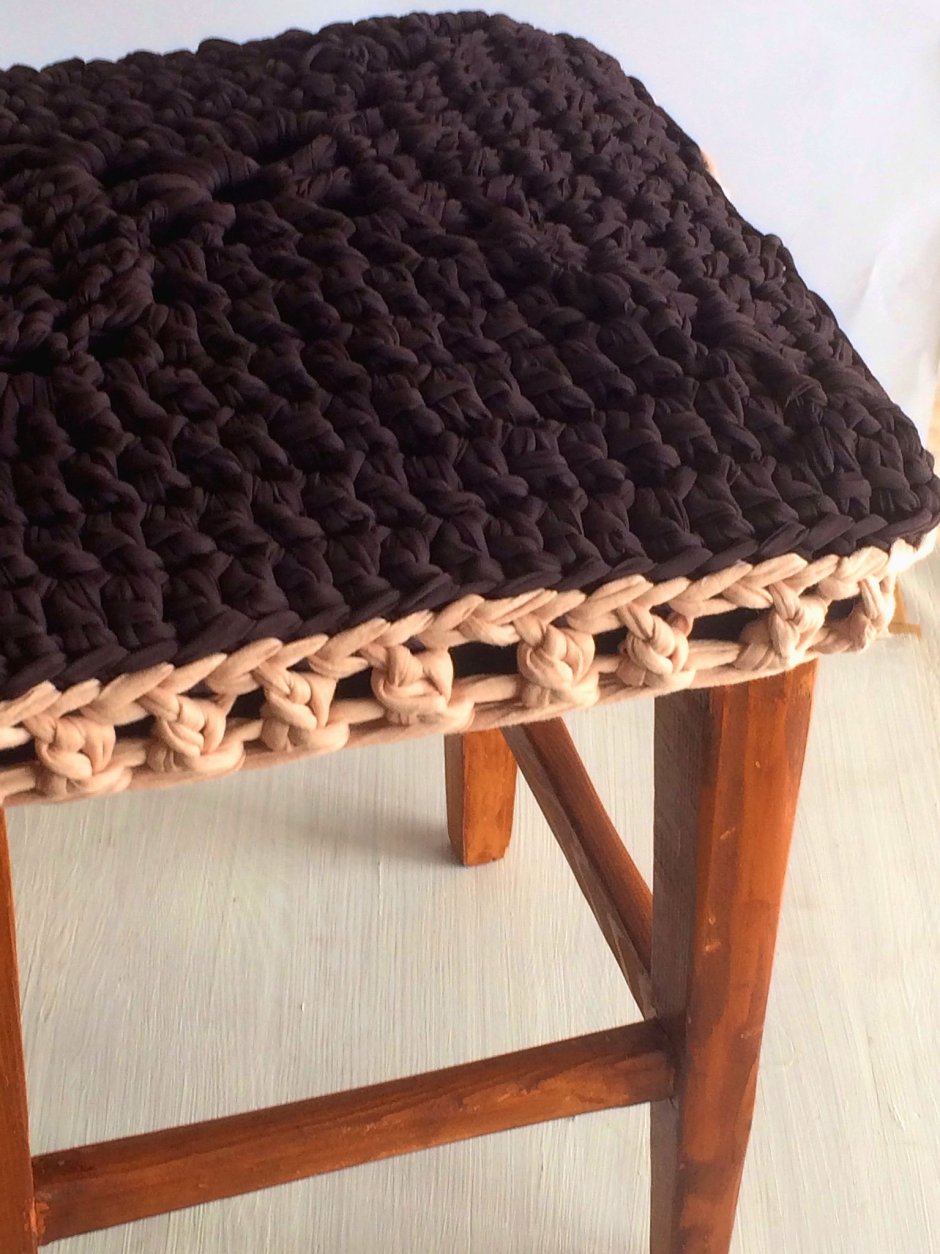 Вязаные чехлы на табуретки