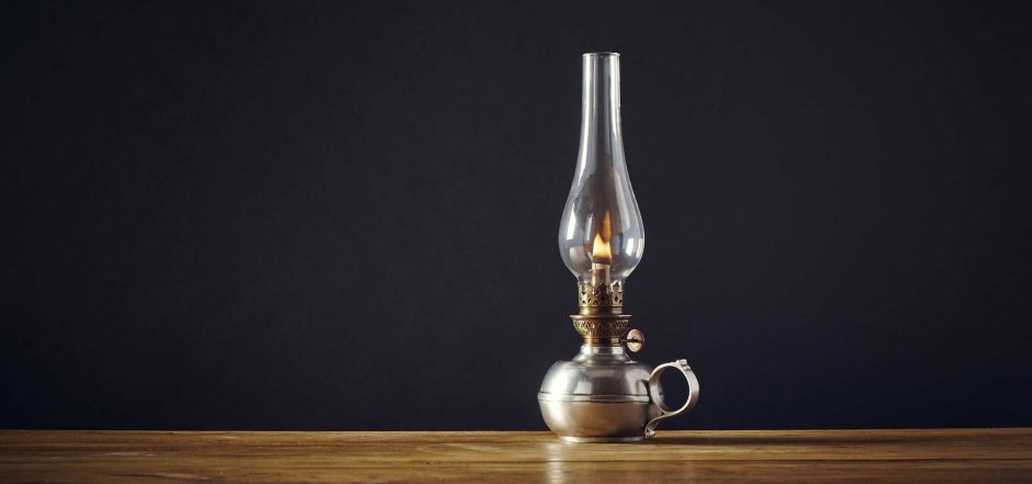 Керосиновая лампа в лесу