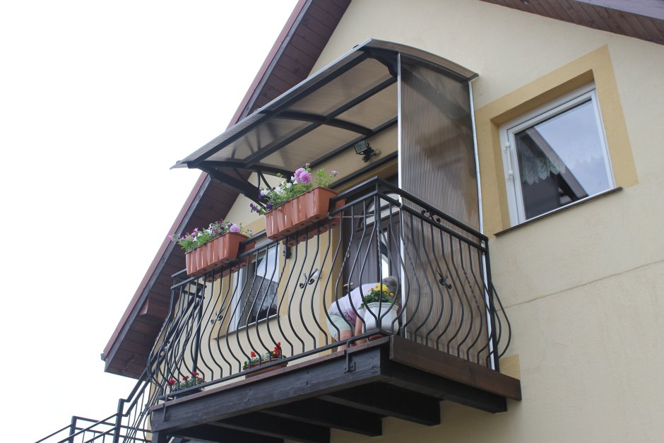 Пузатый балкон кованый