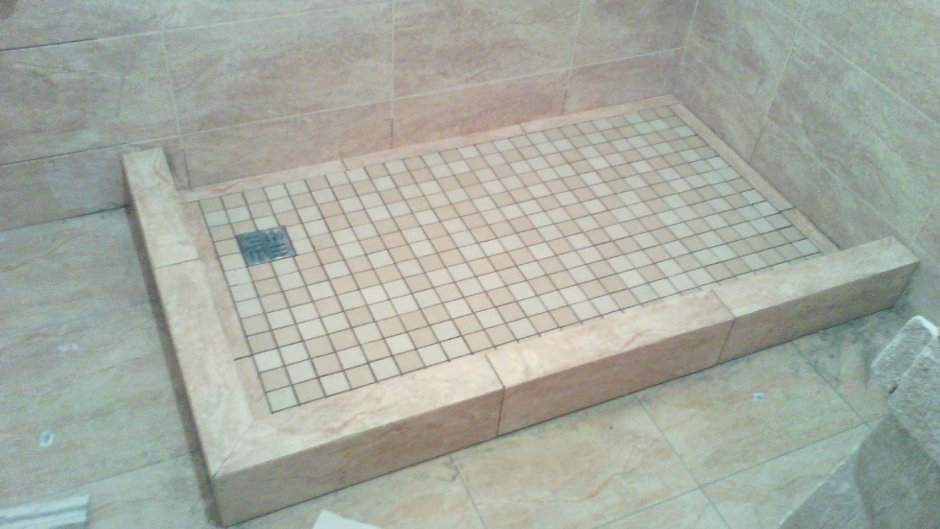 Душевой поддон из мозаики