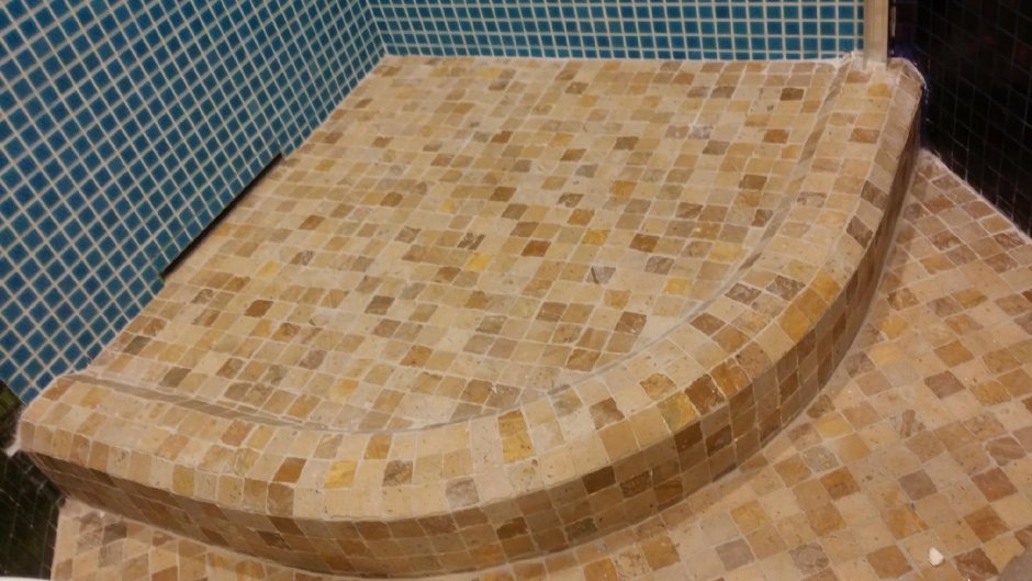 Душевой поддон из плитки полукруглый