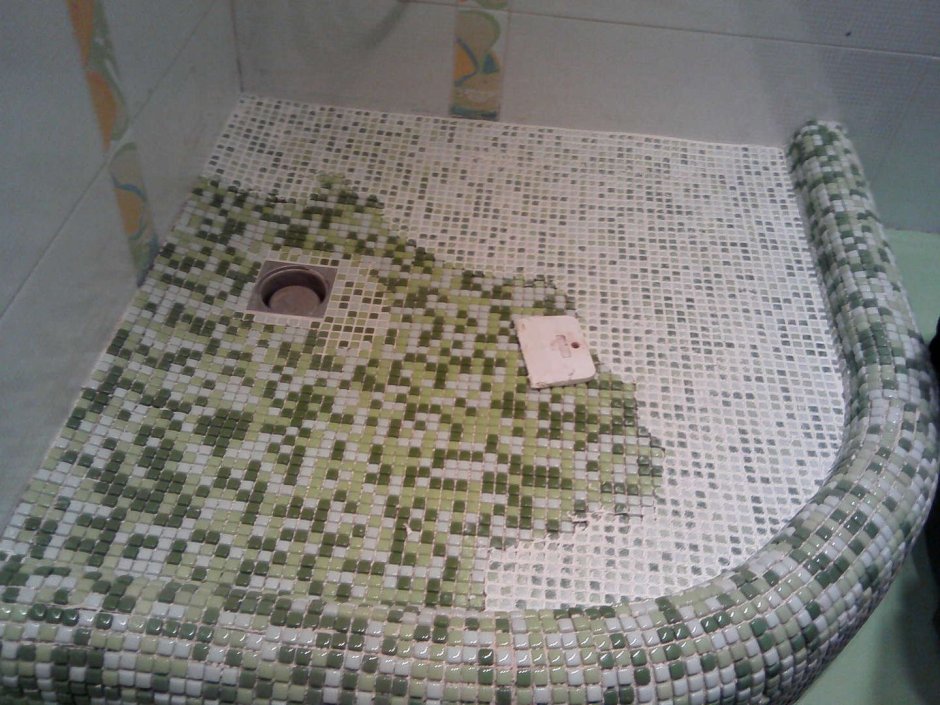 Душевая кабина с поддоном из мозаики