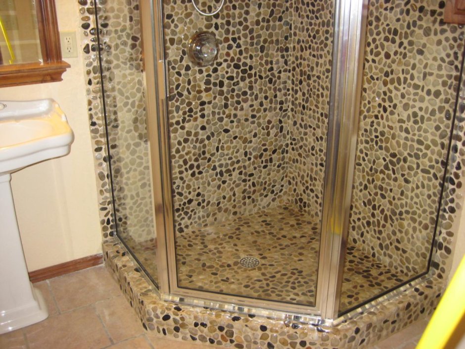 Выкладывание мозаикой в душевой